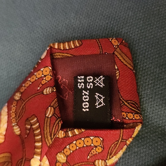 SALVATORE Ferragamo tie red , silk, like new condition - Picture 4 of 4